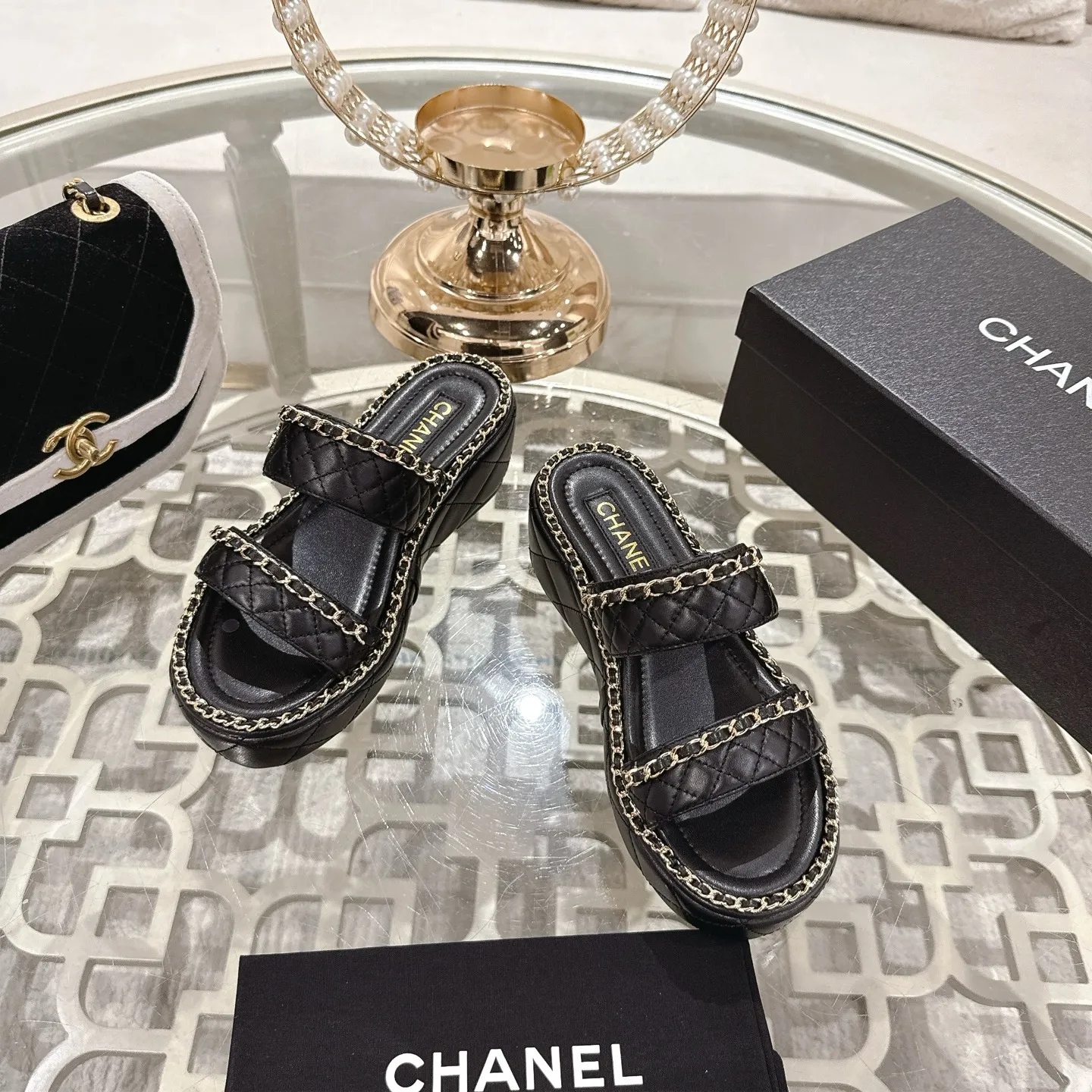 💕💕Factory direct selling price p600💕💕 𝐂𝐇𝐀𝐍𝐄𝐋 | Xiaoxiang 25𝐬𝐬 🦋2025 Spring and Summer New Products Counter Classic Xiaoxiang Double C Diamond Chain Slippers Series New〰 🍬 A must-have in the BS fashion circle The matching will interpret the meticulous, minimalist and classic elements that will never fade away. 💋 Showing a unique dressing style that is too beautiful to say. A must-have for summer... Upper: original high-customized lambskin. Lining: imported mixed sheepskin lining. Outsole: original molded non-slip outsole. Shoe size: 35-39 (34.40.41.42 customization is not returnable).